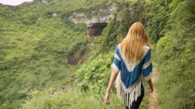 Dar yol cliffside yürüyen kadın