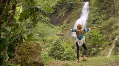 Genç kadın şelale boyuyla yetiştirme