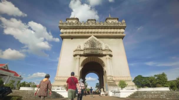 Aproximando-se Patuxai - Arco do Triunfo de Vientiane — Vídeo de Stock