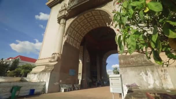 Patuxai inclina-se - Arco do Triunfo de Vientiane — Vídeo de Stock