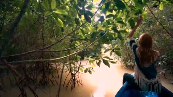 Yay mangroves teknenin üzerinde genç kadın — Stok video