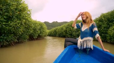 Yay mangroves teknenin üzerinde genç kadın