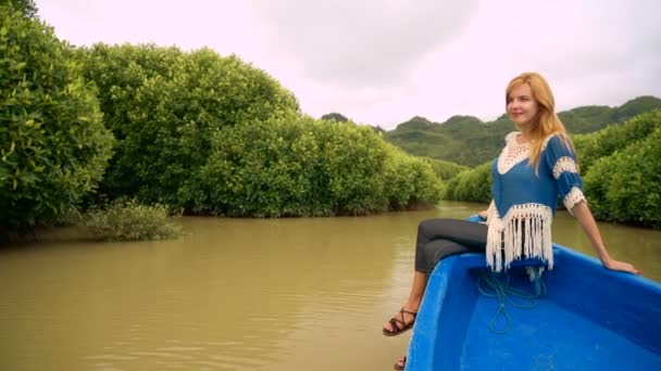 Mladá žena na přídi člunu v mangrovy — Stock video