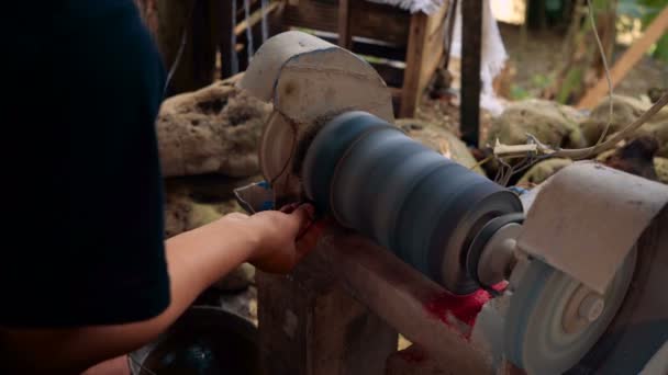 Cerca de la piedra preciosa artesano utilizando la máquina de pulir — Vídeos de Stock