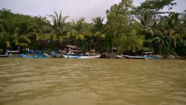 Indonesiska båtar med flaggor — Stockvideo