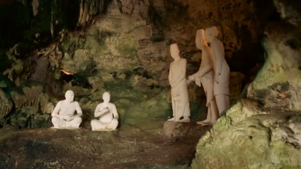 Statue della grotta di Jatijajar — Video Stock