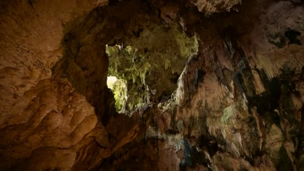 Jatijajar Apertura della grotta, inclinazione verso il basso — Video Stock