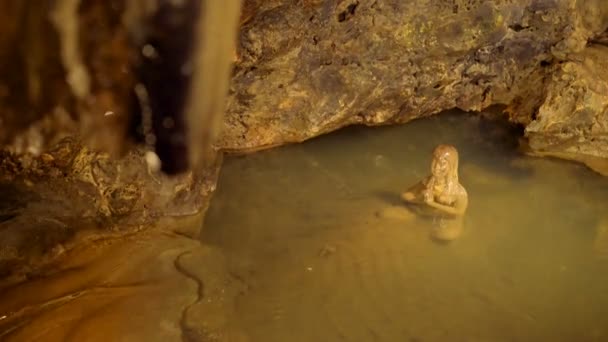 Statua di donna seduta in un laghetto in grotta — Video Stock