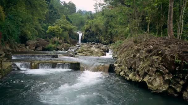 Trapsgewijze waterval op de rivier in Ketenger toerisme dorp — Stockvideo