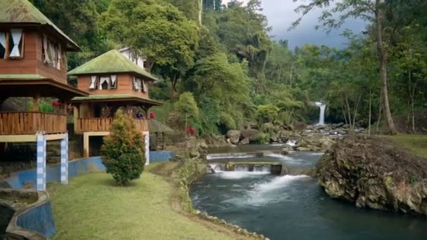 Ketenger toerisme dorp met waterval in Baturraden — Stockvideo