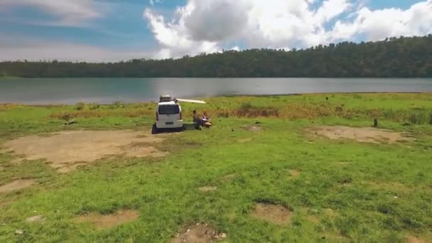 Wohnmobil in der Nähe des Sees Luftaufnahme — Stockvideo