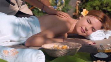 Kadın açık havada masaj geri alma