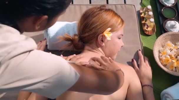 Жінка отримує масаж на відкритому повітрі — стокове відео