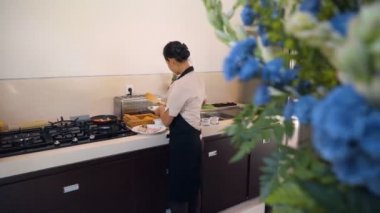 Bali dili kadın mutfağa yemek kahvaltı