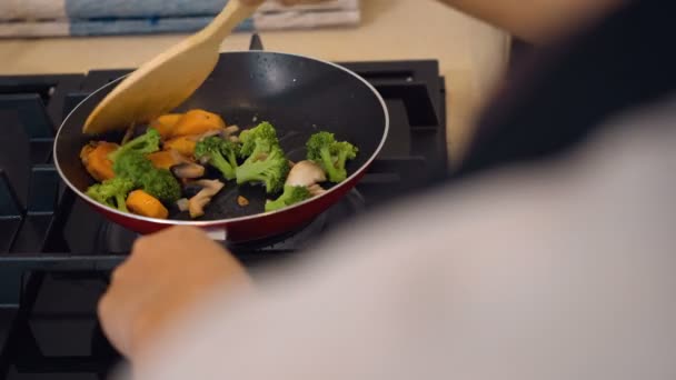 Mujer balinesa cocinando verduras fritas — Vídeos de Stock