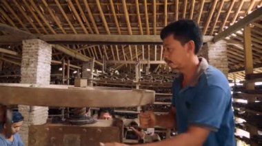 El ile kil çatı kiremit fabrikasında çalışan insanlar