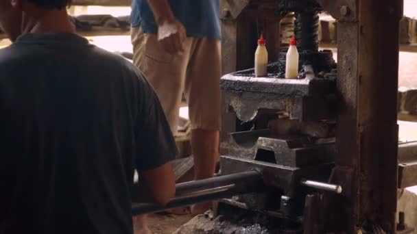 Крупним планом працює на фабриці ручної глиняної черепиці — стокове відео
