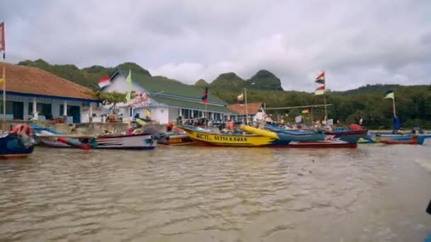 Barcos indonésios com bandeiras — Vídeo de Stock