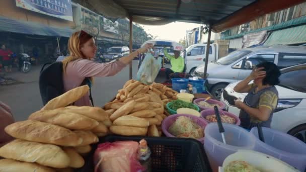 Tourist kauft lao sandwiches in vientiane — Stockvideo