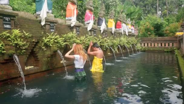 Rytuał oczyszczenia, kąpiel w Balijski świątyni — Wideo stockowe
