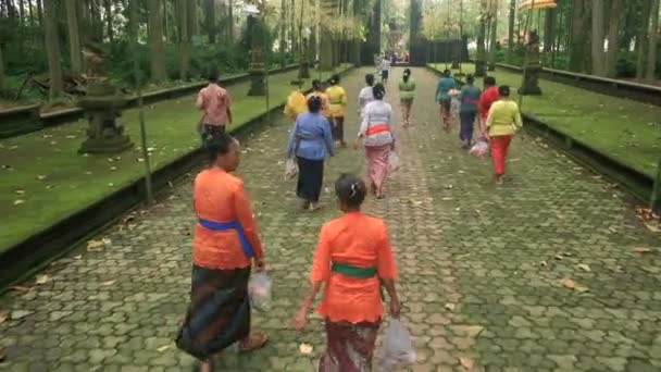 Mulheres balinesas saindo do templo em Sangeh — Vídeo de Stock