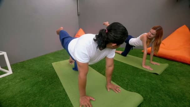 Частный урок йоги в комнате — стоковое видео