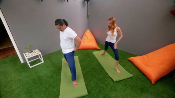 Clases privadas de yoga en una habitación — Vídeo de stock