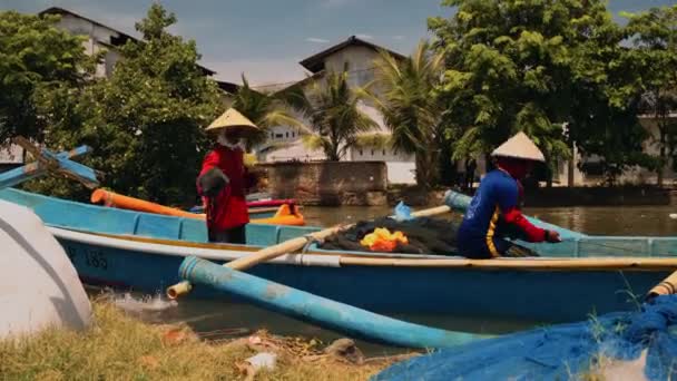 Dělníci na rybářské lodi v řece v Cilacap, Jáva, Indonésie — Stock video