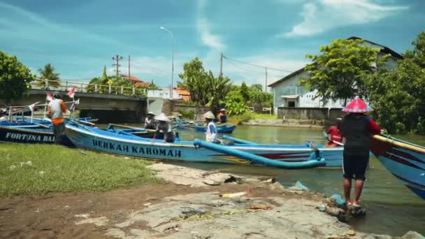 Barche da pesca a vela nel fiume Cilacap, Java, Indonesia — Video Stock