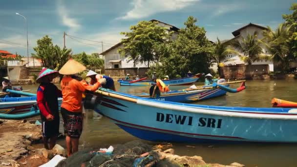 Barcos de pesca navegando no rio em Cilacap, Java, Indonésia — Vídeo de Stock