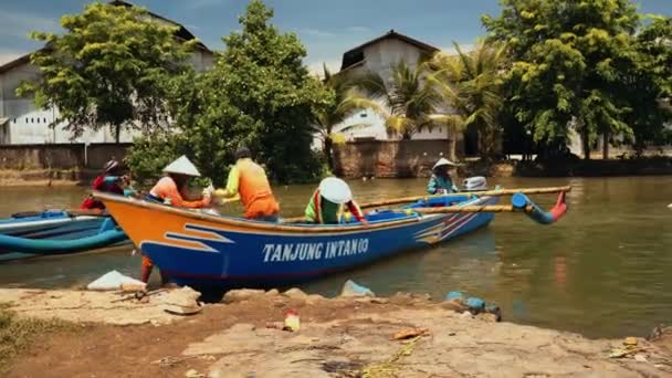 Barcos de pesca atracados na margem do rio em Cilacap, Java, Indonésia — Vídeo de Stock