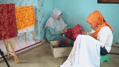 İki kadın canting ile batik boyama
