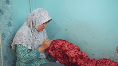 Kadın resim batik fırça ile