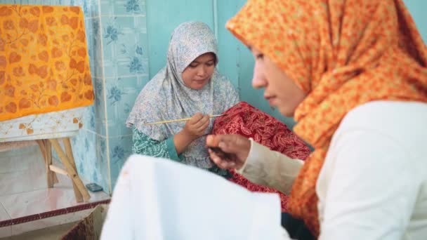 Dos mujeres pintando batik con canting — Vídeo de stock