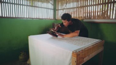 Batik için Endonezya erkeğe kap ile balmumu uygulamak