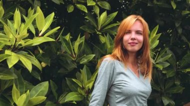 Kadının yanına etrafa mangrov ağaç