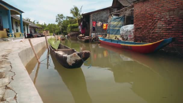 Pequeño canal en la aldea, Indonesia — Vídeos de Stock