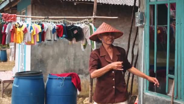 Erwachsene Frau tanzt in Dorf in Indonesien — Stockvideo