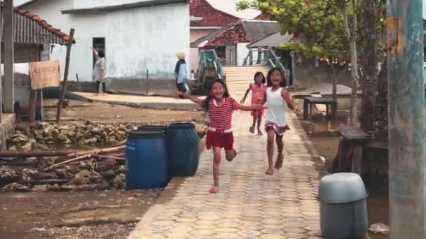 愉快的孩子跑通过村庄 — 图库视频影像