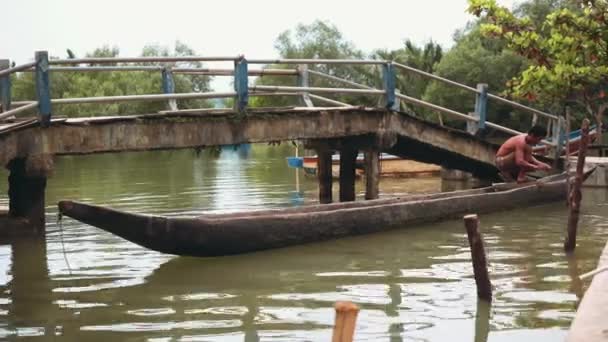 강, 인도네시아에 작은 오래 된 보트에 남자 — 비디오