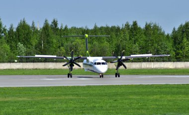 Uçak piste iniyor. Bombacı..