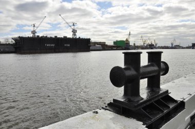 Bollard rıhtımda. Neva Nehri. Saint-Petersburg