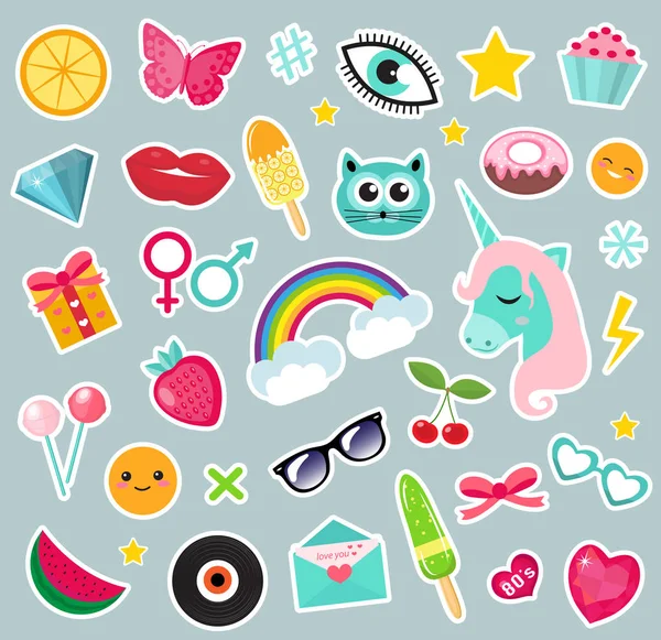Moda yamalar 80s çizgi stillerini belirlemek. Pim, rozetleri ve etiketlerini koleksiyonu pop sanat bir tek boynuzlu at, gökkuşağı, dudaklar, emoji ile karikatür. Vektör çizim.