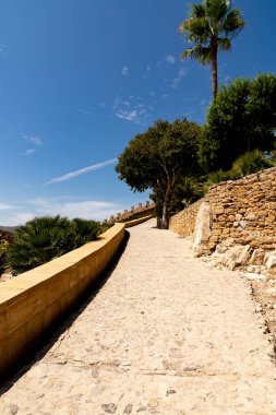 Akdeniz kalesinde taşlı bir yol