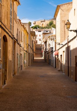 Capdepera 'da cadde, kale manzaralı.