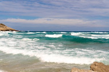 Dalgalar ve kayalarla okyanus