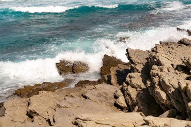 Kayalık sahilde dalgalar kırılıyor