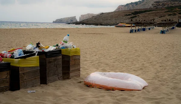 Botes de basura llenos en la playa —  Fotos de Stock