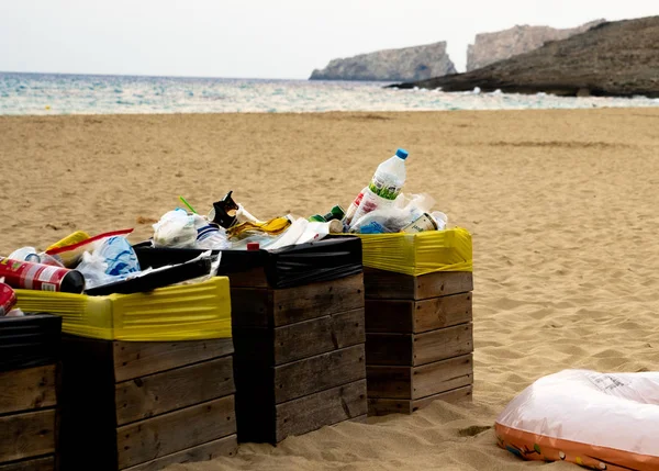 Botes de basura llenos en la playa —  Fotos de Stock