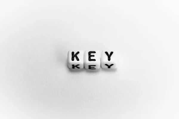 Cubes blancs avec mot KEY sur fond blanc — Photo